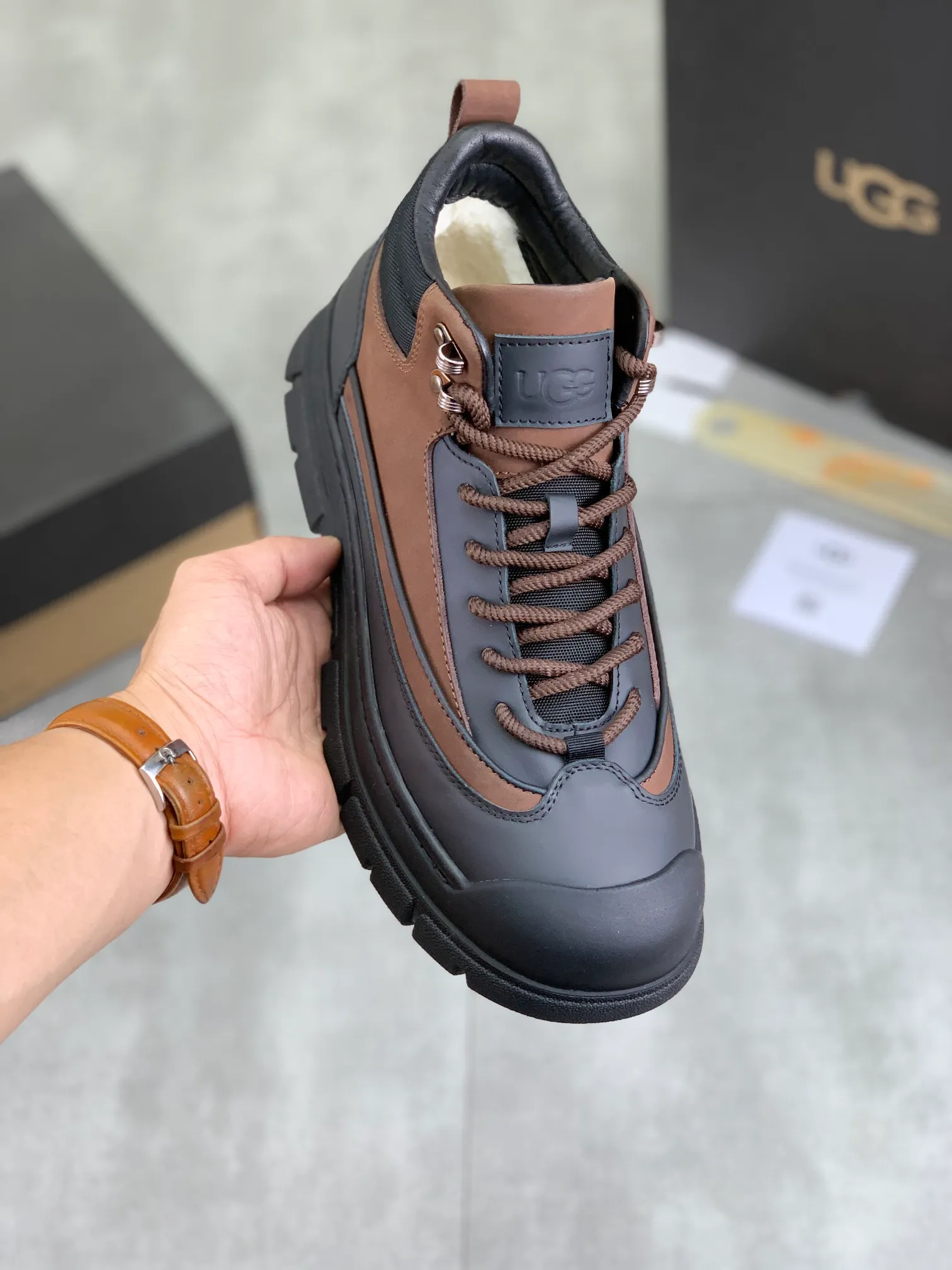 Men's Men's Shoes P620 [New Style] 💰 🆘 "Real Wool" [UGG] 👉 Popular men's shoes official website synchronization 🔰 Genuine quality [proud] is not comparable to the imitations in the general market 🌀 The upper is imported Italian frosted cowhide, and the lining: foot pad 🅰️ grade 🐑 real wool 👻 Only Grade A can show the effect The hand feels smooth and delicate 🔱The shoe shape is grand, only genuine factories can achieve it 🎄The perfect toughness of the original outsole 👻⬛️ allows customers to bid farewell to one-time consumption. Real wool lining, super warm. 3️⃣Colors available Sizes: 38-44